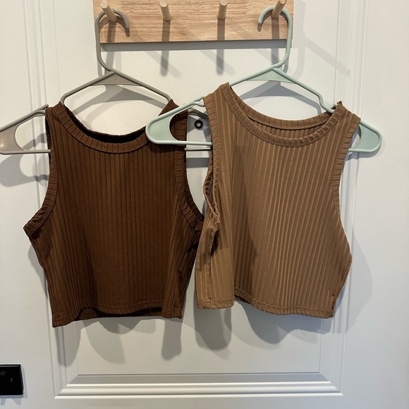 Solid Ribbed Cropped Tank Top - Picture 3 of 8